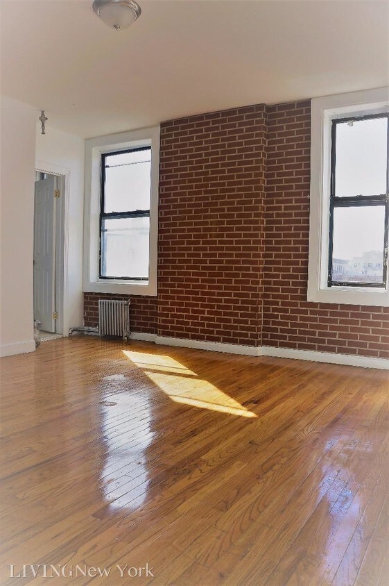 Primary Photo - 2480 Belmont Ave