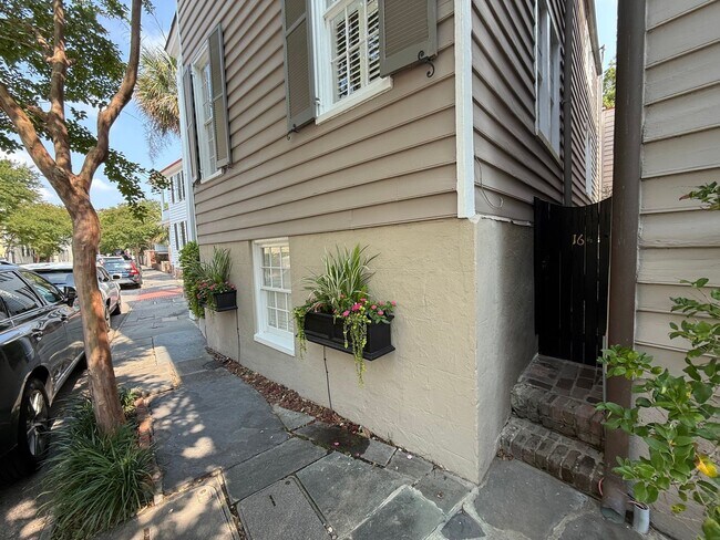 Building Photo - Charming Carriage Home Near The Charleston...