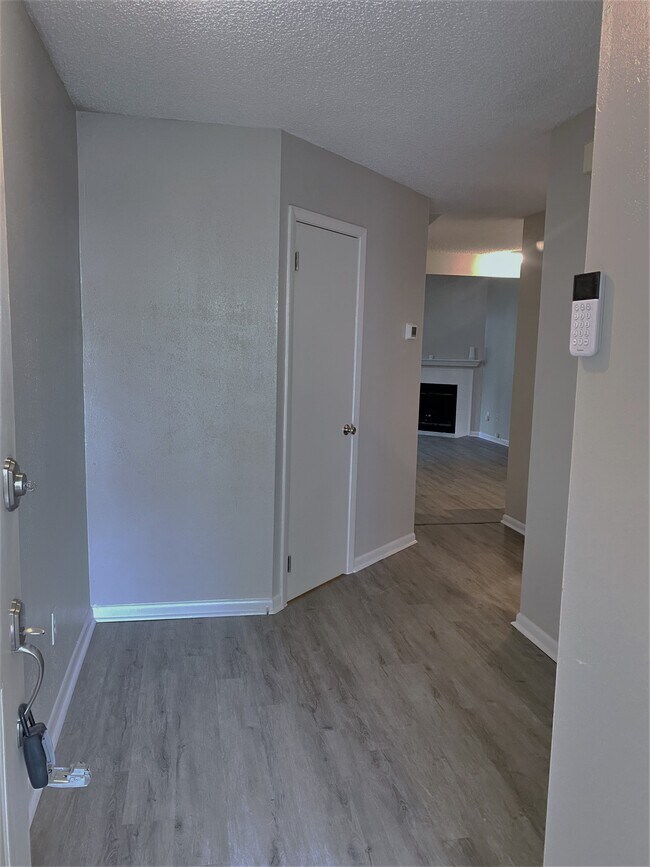 Building Photo - 8556 Sturbridge Cir W