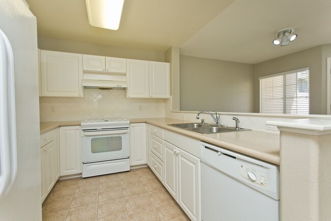 Foto del edificio - Available December 1st, Three Bedroom 2 1/...