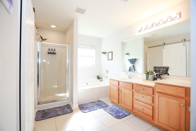 Double vanities, shower and tub in master bath - 3024 Early Rise Ave