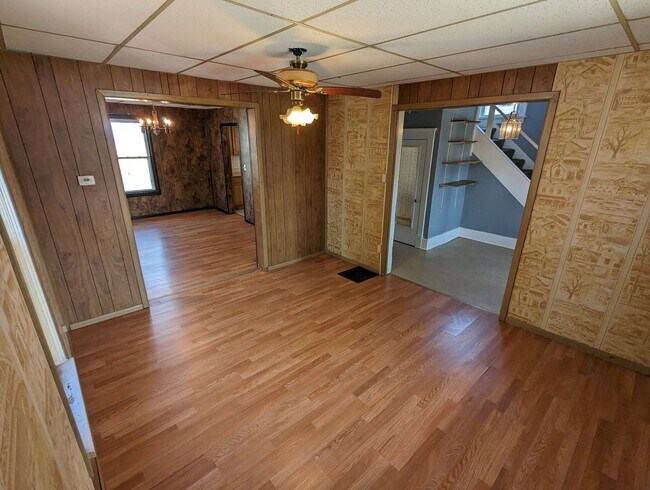 Foto del edificio - Charming Colonial Retreat with Lake Views ...