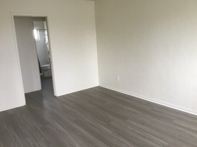 Family room - 4636 4th St