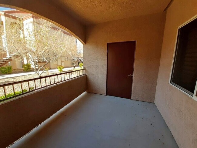Foto del edificio - 2 BED/ 2 BATH CONDO LOCATED IN THE SOUTHWEST!