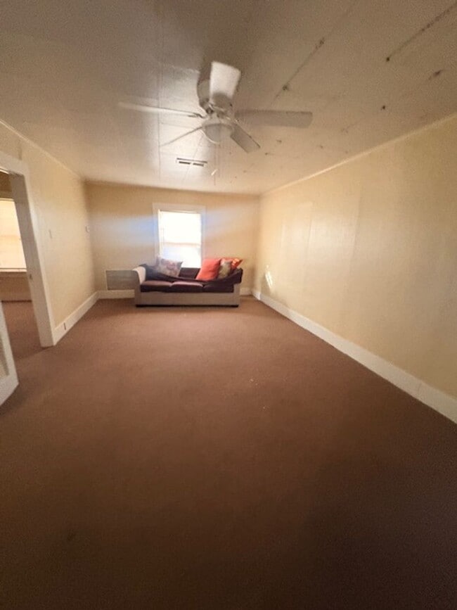 Building Photo - 2025 Main St