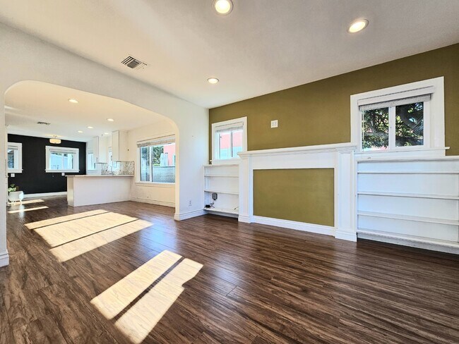 Building Photo - Gorgeous Home!!!