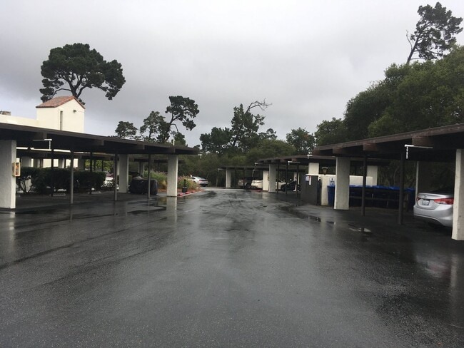Building Photo - Great 2 bedroom condo, all utilities inclu...
