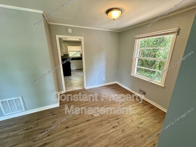 Foto del edificio - 2124 Bayswater Rd