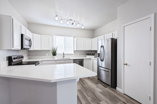 Cocina 2 - 664 E Mariposa Pl