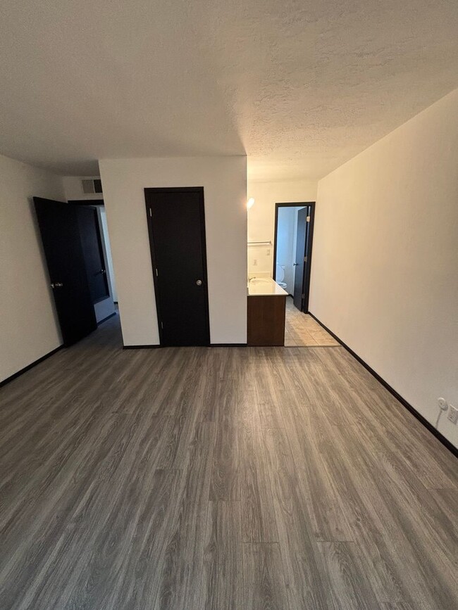 Building Photo - Newly Renovated 3 Bedroom 2 Bathroom 1,252...