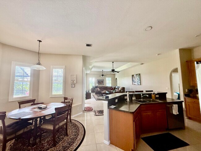 Building Photo - 2810 SE Tate Ave