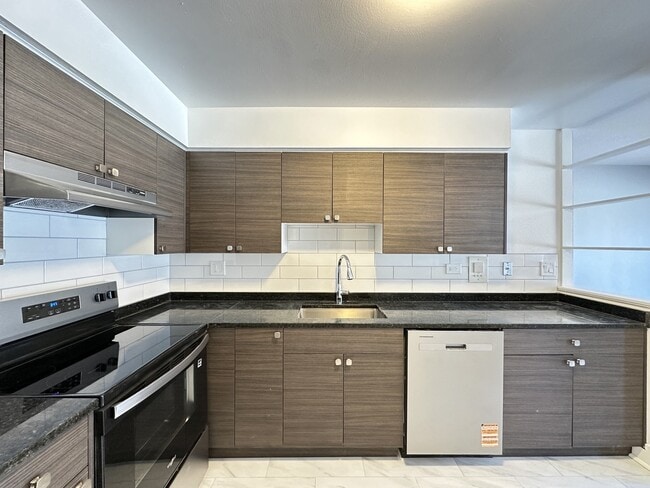 Building Photo - 1639 Oakwood Ave