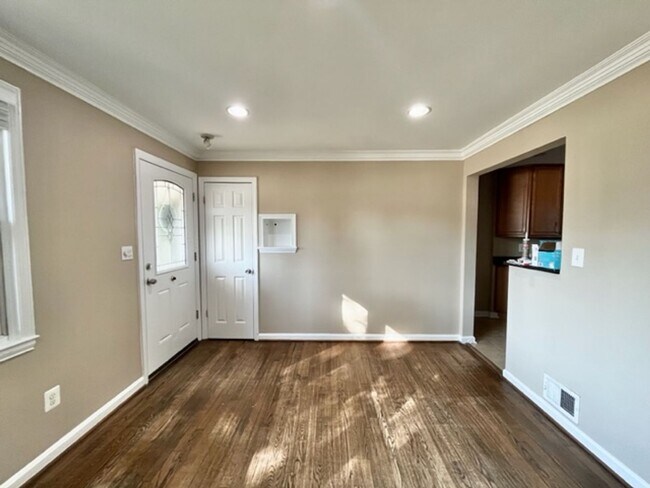 Foto del edificio - Great home, lots of room and fully finished basement with own entrance