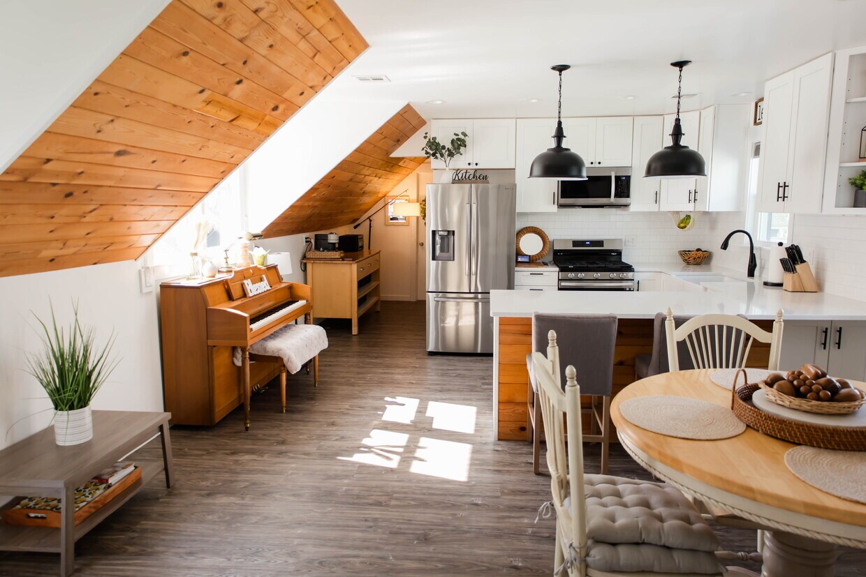 large open concept - 5285 Broadway St