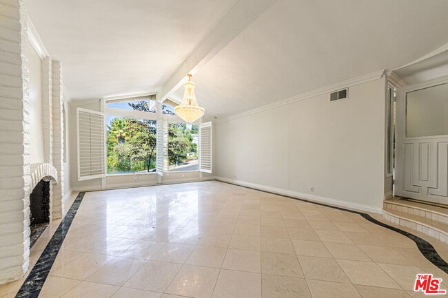 Building Photo - 18022 Lake Encino Dr