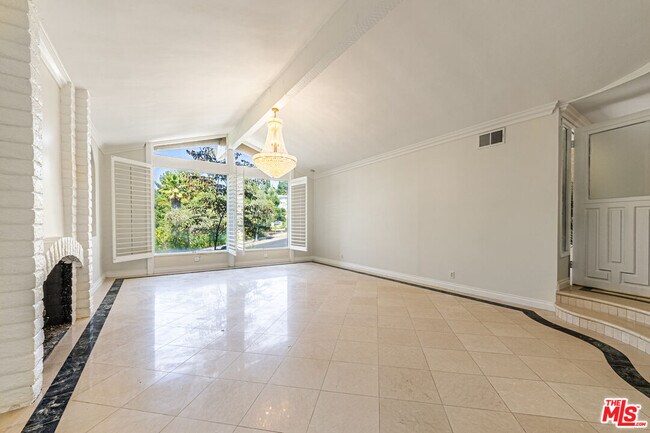 Foto del edificio - 18022 Lake Encino Dr