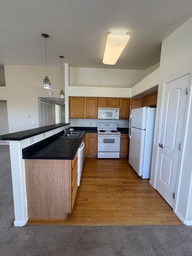 Building Photo - Large Open Plan 2 Bedroom 2 Bathroom Home
