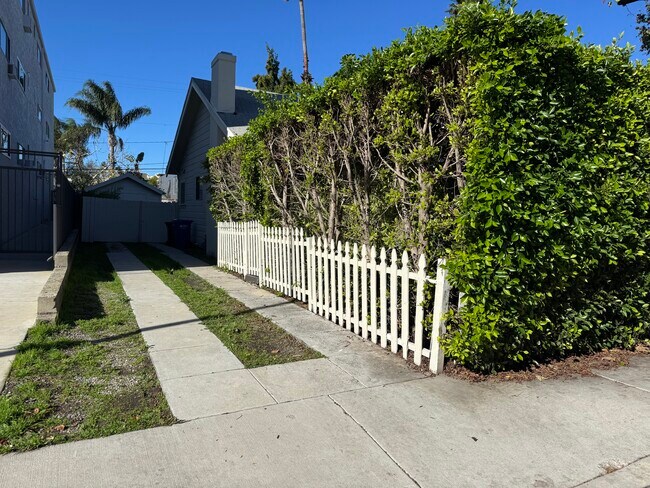 Foto del edificio - 849 N West Knoll Dr