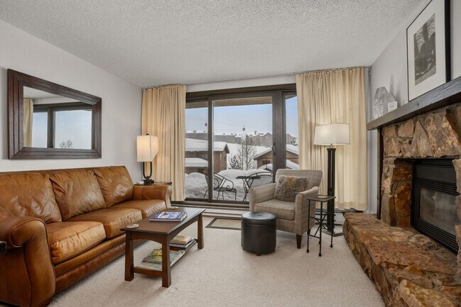 Building Photo - 2045 Ski Time Square Dr