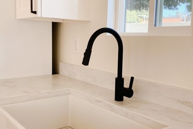 Farmhouse sink - 2731 Calle Del Comercio