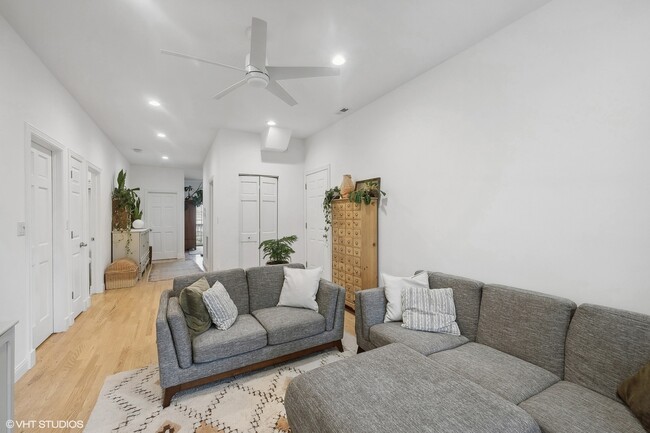 Building Photo - 2442 N Linden Pl