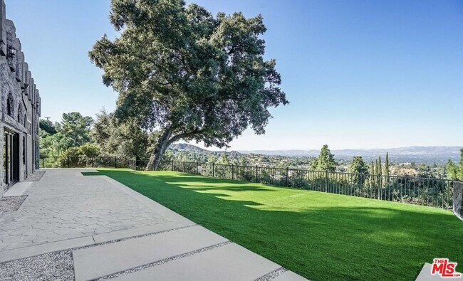Foto del edificio - 15851 Mulholland Pl