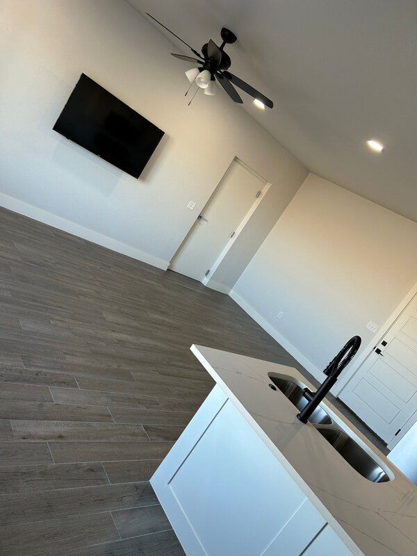 Foto del edificio - 300 Desert Quail Rd