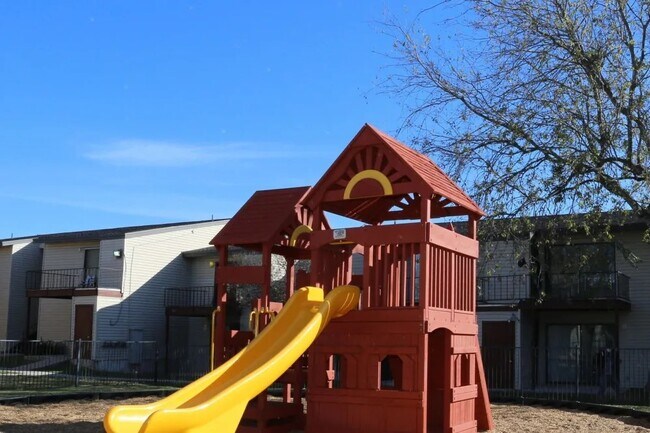 Building Photo - 8000 Midcrown Dr