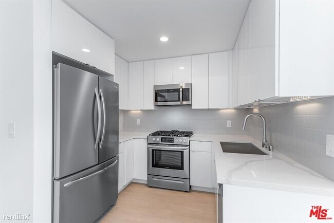 Building Photo - 2 br, 2 bath House - 1546 S Bundy Dr Apt 202