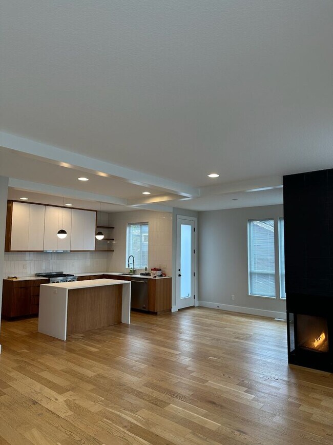 Foto del edificio - Urban Modern 5 Bedrooms, 3 1/2 Bathrooms, Three-Story Home in the heart of NE Portland!