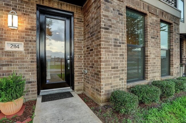 Building Photo - 2114 Sabine St