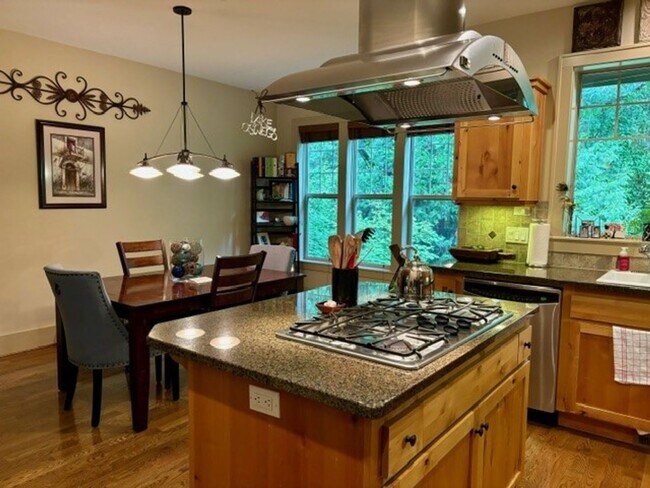 Foto del edificio - Beautiful Lake Oswego Newer Townhome Walking Distance to Zupans, Starbucks and Shops!