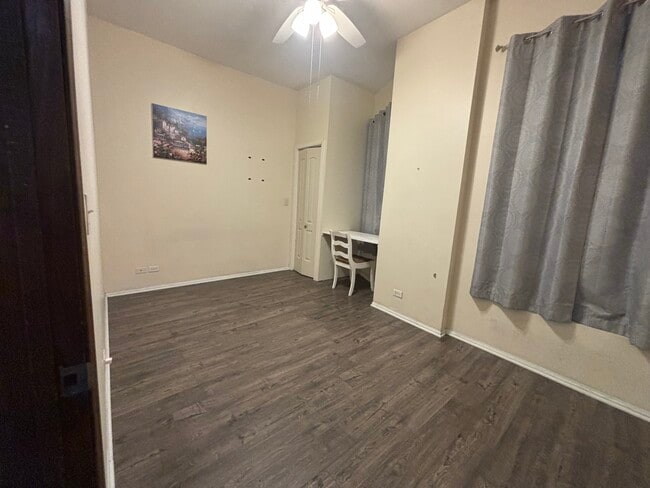 unit 2 bedroom 1 - 827 S Laflin St