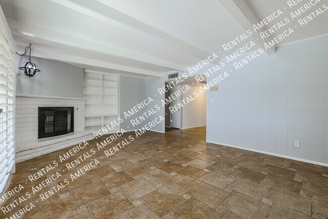 Building Photo - Excellent 4 Bedrm w/ Pool & Landscape Srvc...