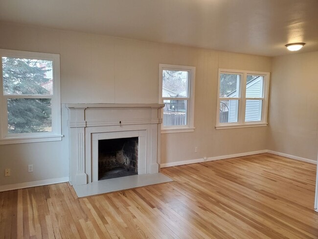 Foto del edificio - Charming South Hill Home with Flexible Living Space - Coming soon!