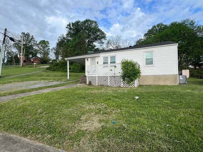 Building Photo - 2 bed 1 bath house- walking distance to Ho...