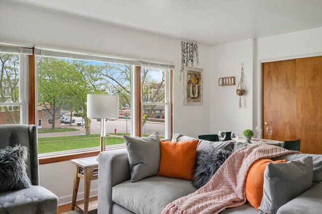 Foto del edificio - 30 W Burlington Ave