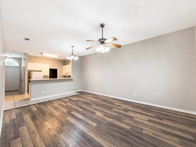 Building Photo - "Charming 3-Bedroom Townhouse Retreat in Fort Walton Beach!"