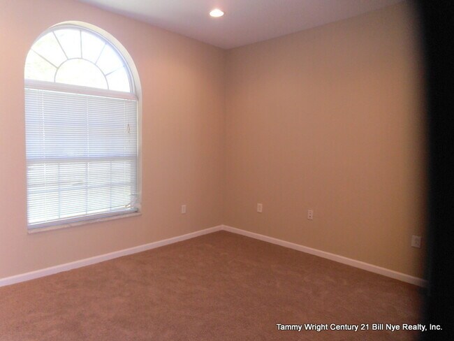Foto del edificio - THREE BEDROOMS AND A TWO CAR GARAGE