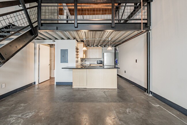 Building Photo - Industrial 1BD, 1BA Loft in Arts District ...