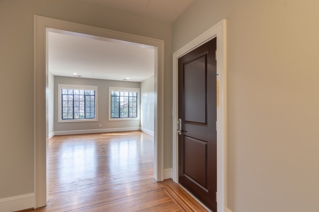 Building Photo - 1411 Willow Avenue, Unit 5