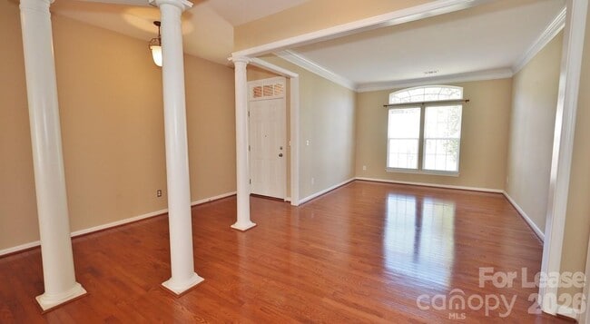 Building Photo - 6860 Lakecrest Ct