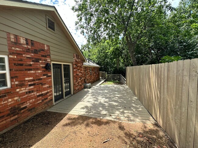 Foto del edificio - 525 Ridgecrest Rd