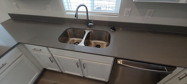 Building Photo - GET $500 OFF THE FIRST MONTHS RENT!!!!