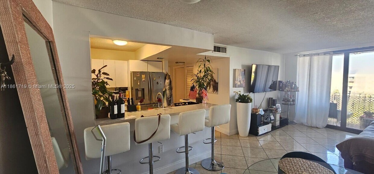 Foto principal - 8075 NW 7th St