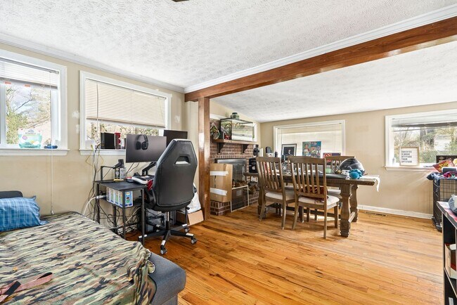 Foto del edificio - House in Auburn Available NOW!