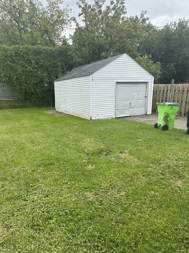 Building Photo - 3 br, 1 bath House - 25700 Leach