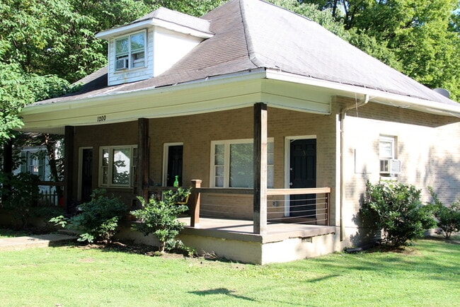 2 Bedroom / 2 Bath Apartment with w/d hook... - 2 Bedroom / 2 Bath Apartment with w/d hook...