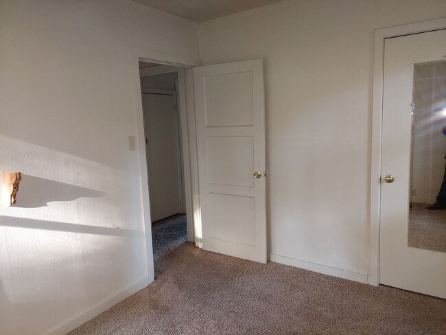 Foto del edificio - *LONG TERM RENTAL* (No Pets)