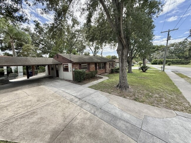 Photo - 1502 West Country Club Drive House